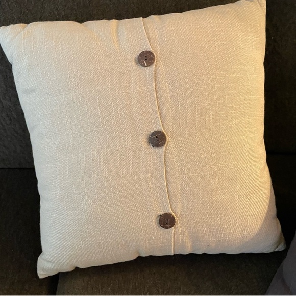 Like new WEST ELM winter owl reindeer penguin appliqué set of 4 linen pillows - Picture 8 of 12